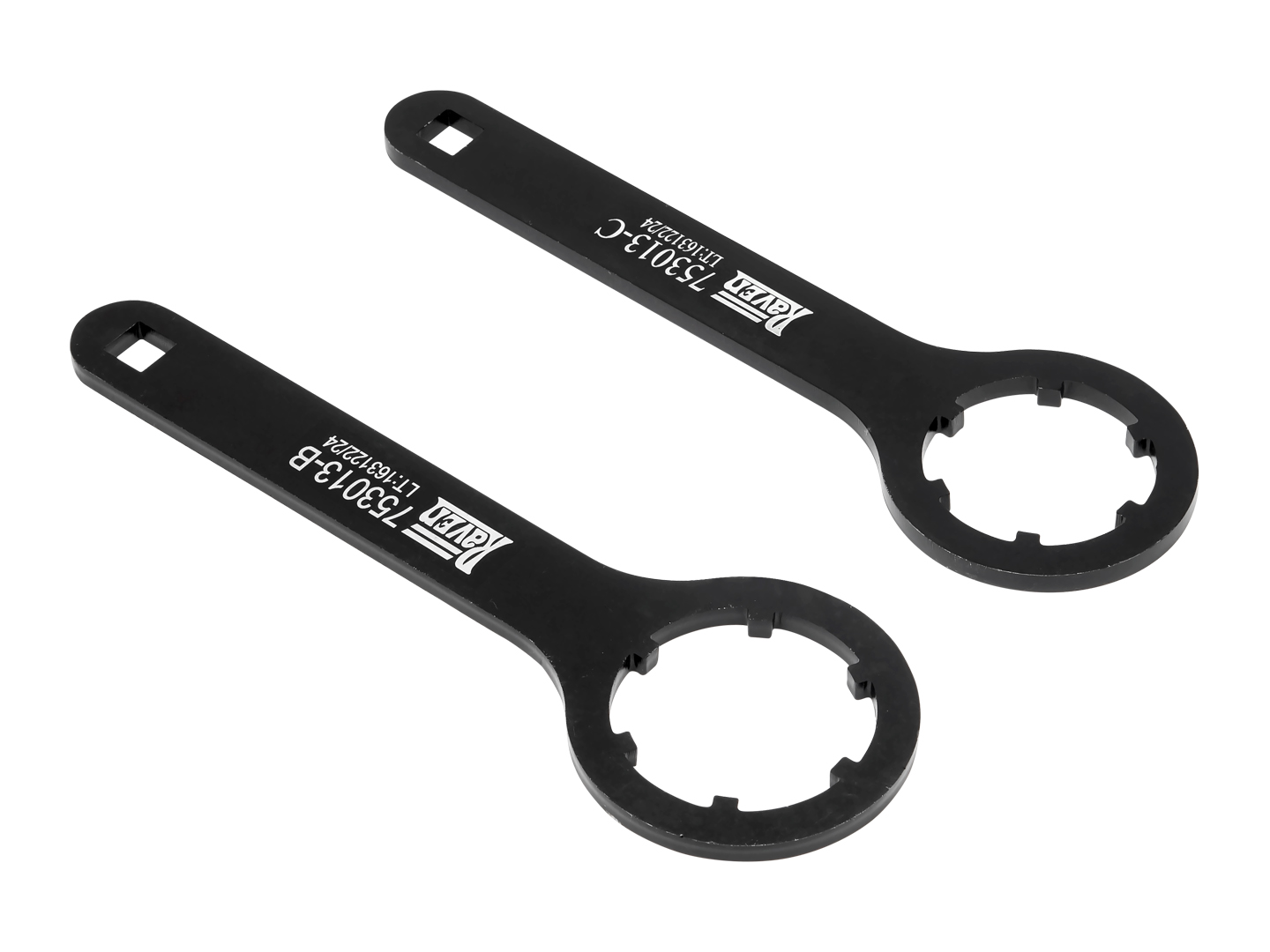 Produto Raven 753013 - Par de chaves planas com encaixes especiais (com diâmetros de 58,5 mm e 60,5 mm e 6 dentes internos) e cabo longo, para pivôs dianteiros.<ul><li>Aplicação caminhões VW:</li><li>Delivery Express 2ª ger. (17>).</li><li>Delivery Express+ 2ª ger. (22-23).</li><li>Delivery 4.150 2ª ger. (17-21).</li><li>Delivery 4.160 2ª ger. (20-23).</li><li>Delivery 6.160 2ª ger. (17-23).</li><li>Delivery 6.170 2ª ger. (21>).</li><li>Encaixes de 1/2".</li><li>Ferramentas produzidas em aço carbono espesso e zincado.</li><li>Substitui o 753012.</li></ul> - Suspensão Dianteira